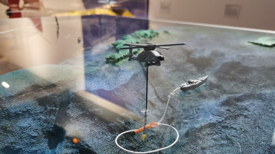 Diorama avec vue en contre plongée d'un hélicoptère 