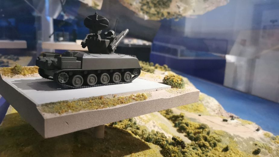 Gros plan d'un char dans un diorama 