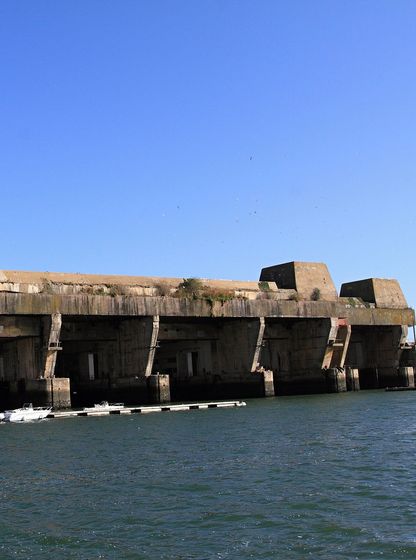 Photo en couleur de la base vue depuis la mer