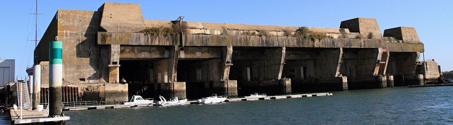 Photo en couleur de la base vue depuis la mer 