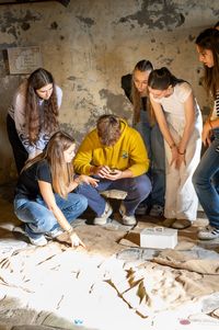 Groupe d'adolescent déchiffrant un code