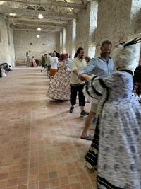 Démonstration de danse costumé avec du public
