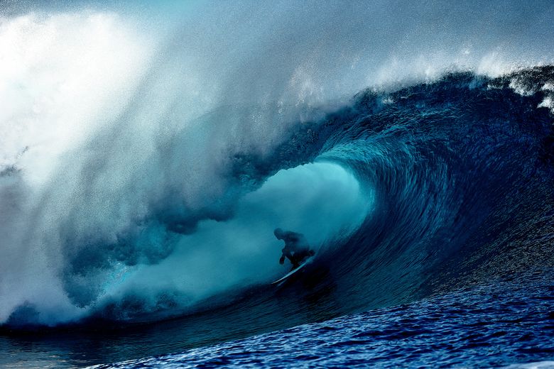 Photographie de Franck Seguin : un surfeur en pleine tube, immergé dans une vague massive, série consacrée au surf.
