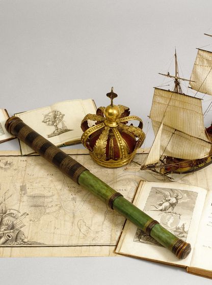 Composition d’instruments de navigation anciens et cartes marines anciennes sur table, musée national de la Marine de Rochefort, Hôtel de Cheusses