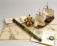 Composition d’instruments de navigation anciens et cartes marines anciennes sur table, musée national de la Marine de Rochefort, Hôtel de Cheusses