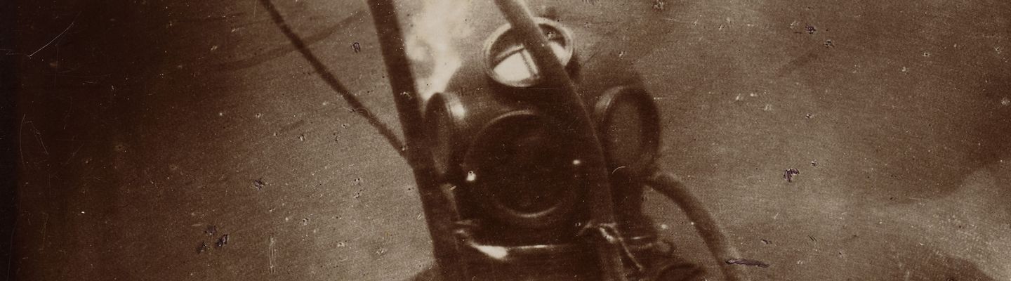 Portrait of a diver in a diving suit underwater, photographed by Louis Boutan in 1898 in Banyuls-sur-Mer, historic image of early underwater exploration.