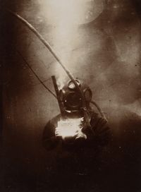 Portrait of a diver in a diving suit underwater, photographed by Louis Boutan in 1898 in Banyuls-sur-Mer, historic image of early underwater exploration.