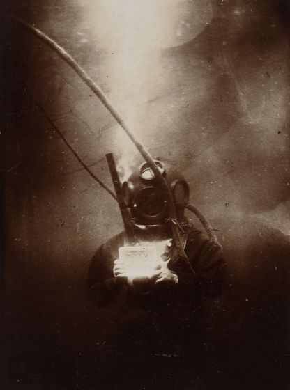 Portrait of a diver in a diving suit underwater, photographed by Louis Boutan in 1898 in Banyuls-sur-Mer, historic image of early underwater exploration.
