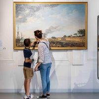 Enfant et sa mère regardant un tableau