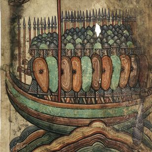 Miniature médiévale représentant un navire rond à rames et voiles, chargé de plusieurs personnages debout, vêtus de tuniques colorées. Le dessin, aux pigments rouges, verts et or, est encadré par un parchemin abîmé aux bords irréguliers. 