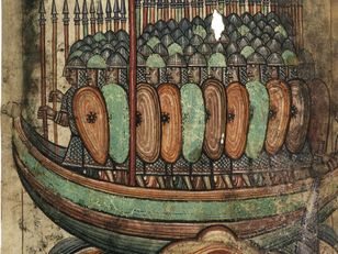 Miniature médiévale représentant un navire rond à rames et voiles, chargé de plusieurs personnages debout, vêtus de tuniques colorées. Le dessin, aux pigments rouges, verts et or, est encadré par un parchemin abîmé aux bords irréguliers. 