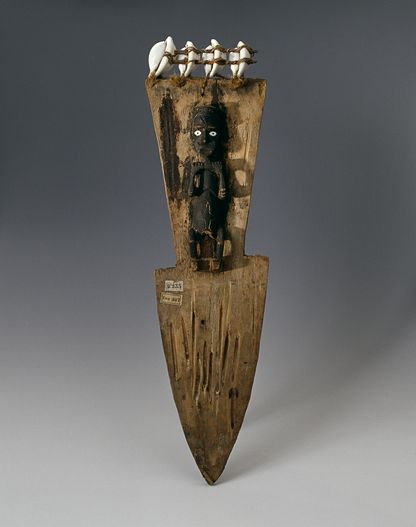 Ornement de proue de pirogue des îles Salomon en bois sculpté, décor cérémoniel traditionnel océanien conservé au musée national de la Marine