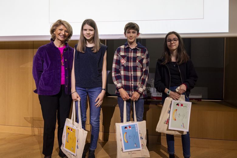 La conseillère avec deux jeunes filles et un jeune garçon