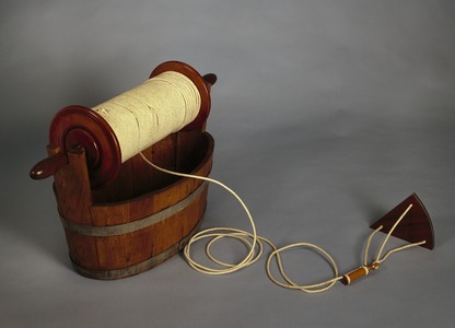 instrument en bois et cordage