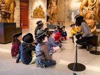 Enfants en chapeau de pirate suivant une visite dans la salle de sculpture