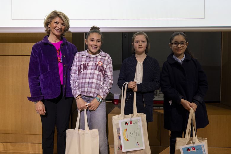La conseillère accompagnée de trois petites filles 