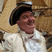 Comédien en costume d’officier de marine du XVIIIᵉ siècle lors d’une animation au musée national de la Marine.