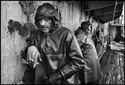 Vue d'un homme marqué par le temps fumant une cigarette
