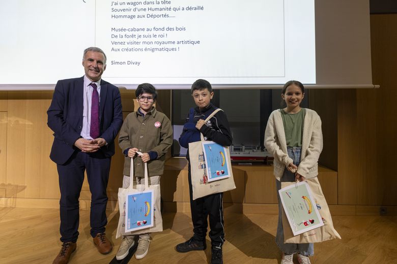 Le directeur accompagné de deux jeunes garçons et d'une fille 