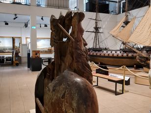 Figure de proue du Neptune exposée au musée national de la Marine à Toulon, vue de dos dans la salle des maquettes de navires.