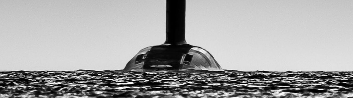 Couverture du livre « Le prix du silence » représentant le massif d’un sous-marin émergeant au milieu d’une mer sombre, sous un ciel dramatique en noir et blanc.