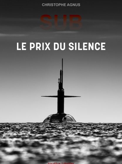 Couverture du livre « Le prix du silence » représentant le massif d’un sous-marin émergeant au milieu d’une mer sombre, sous un ciel dramatique en noir et blanc.