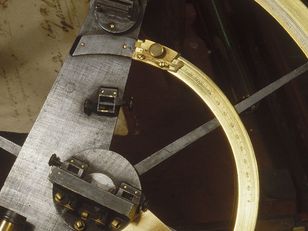 Instrument de navigation ancien en laiton, de type cercle de réflexion, composé d’un grand anneau gradué avec lunettes de visée et mécanismes de réglage, présenté dans un coffret en bois.