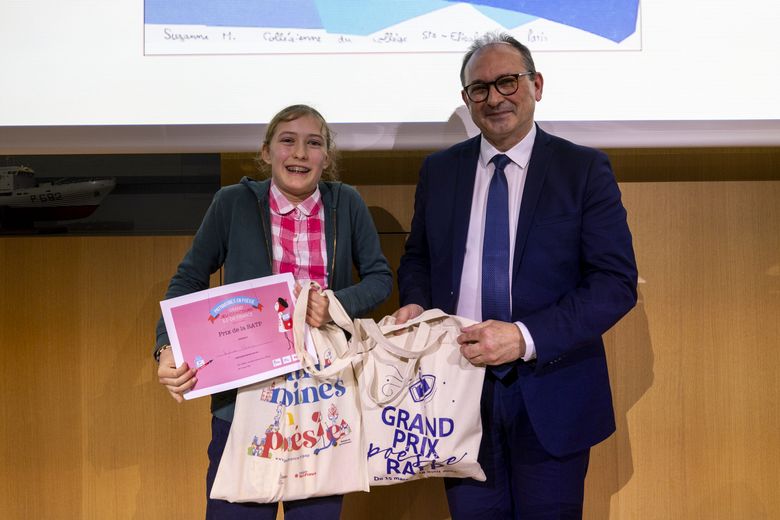 Le directeur et la jeune fille pose avec le prix 