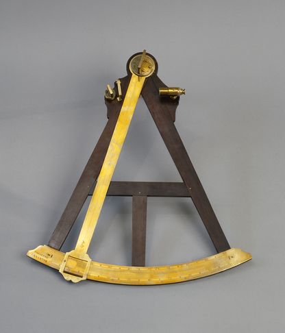 Octant ancien en bois avec arc gradué en laiton, instrument de navigation du XVIIIe siècle fabriqué par Dardennes, conservé au musée national de la Marine