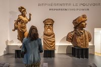 Jeune femme regardant trois figure de proue 
