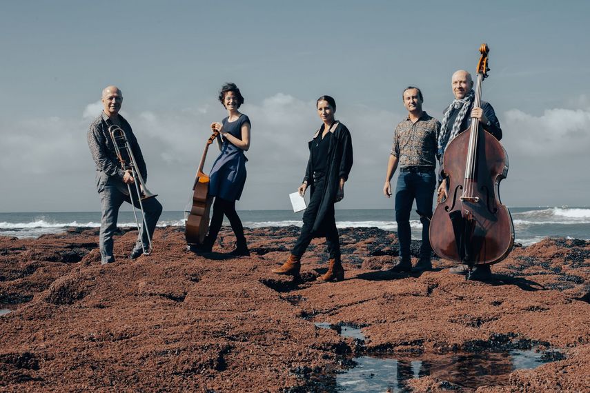 Le groupe Clover en bord de mer, avec instruments de musique et narratrice, interprétant Magellan de Stefan Zweig en concert littéraire.