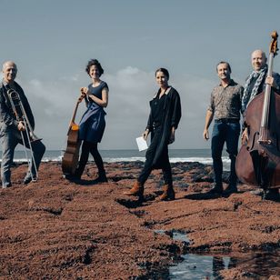 Le groupe Clover en bord de mer, avec instruments de musique et narratrice, interprétant Magellan de Stefan Zweig en concert littéraire.