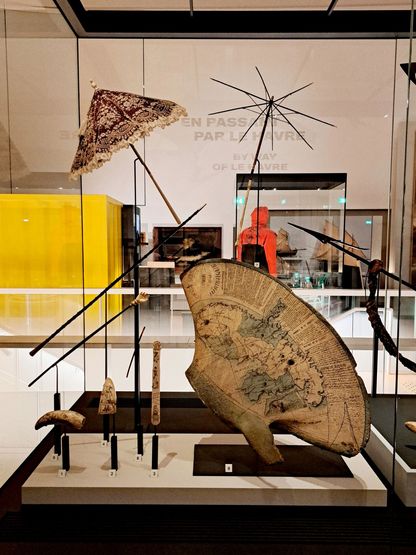 Vue de la vitrine avec ombrelles et omoplate