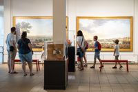 Familles et enfants observant deux grands tableaux de Joseph Vernet exposés au musée national de la Marine à Toulon lors d’une visite flash estivale.