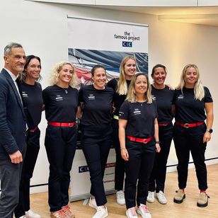 Alexia Barrier et l’équipage féminin de The Famous Project CIC aux côtés du directeur du Musée national de la Marine lors de la signature du partenariat.