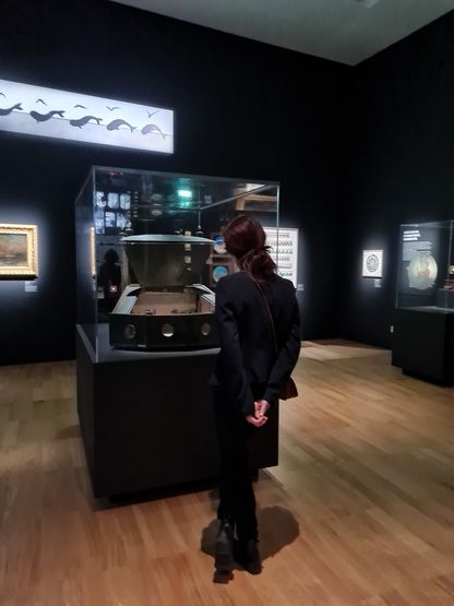 Femme devant une vitrine 