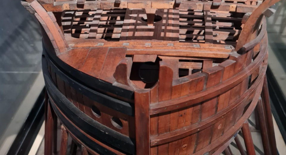 Vue plongeante sur la structure d’un vaisseau de 74 canons en cours de construction, détail du pont supérieur et de l’ossature en bois – Musée national de la Marine, Rochefort