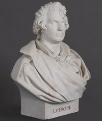 Buste sculpté de l’explorateur Lapérouse en marbre, représenté en habit drapé avec regard tourné sur fond neutre, œuvre de François Rude