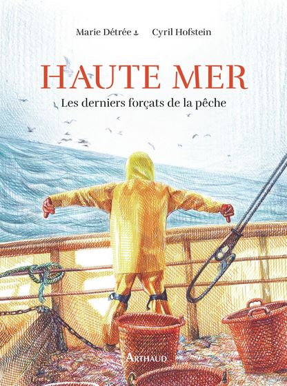Couverture du livre « Haute Mer » montrant un marin en ciré jaune, bras ouverts face à une mer agitée à l’arrière d’un navire.