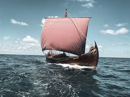 Un drakkar viking au pied du musée !