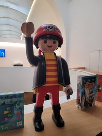 Grande figurine de pirate Playmobil exposée au musée national de la Marine, entourée de jeux pour enfants sur le thème de la mer et des pirates.