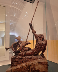 Sculpture en plâtre patiné représentant le Génie de la mer, figure allégorique en mouvement avec formes marines stylisées, réalisée pour le paquebot Normandie.