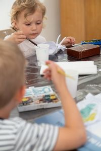 Petite fille qui s'apprête à peindre 