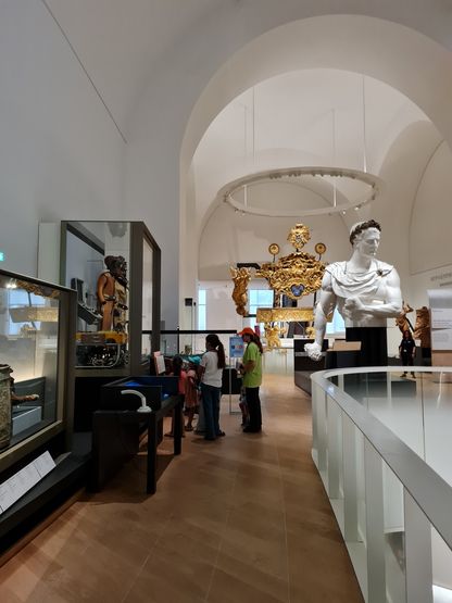 Découverte des collections d’archéologie sous-marine par les enfants au musée national de la Marine.