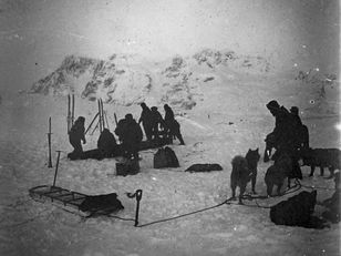 Photographie ancienne de l’expédition de Jean-Baptiste Charcot en Antarctique (1903-1905) montrant des explorateurs et leurs traîneaux à chiens sur la banquise, prise à bord du navire Le Français, attribuée à Paul Pléneau ou Ernest Gourdon.