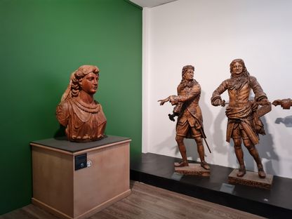 Figure de proue La Sibylle installée dans la salle d’exposition aux côtés de statues historiques maritimes au musée national de la Marine à Toulon.