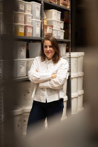 Portrait de Marie-Lou Lize, fondatrice de Nomie, posant dans un entrepôt d’épices, conférence au Musée national de la Marine.