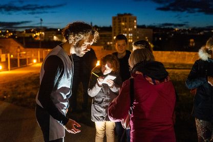 Famille entourant un des comédiens sur les remparts du château