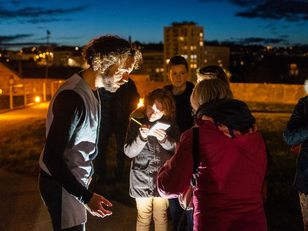Famille entourant un des comédiens sur les remparts du château