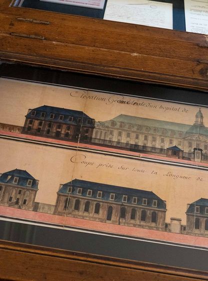 Document d’archives montrant les bâtiments et l’organisation de l’École de médecine navale de Rochefort, illustrant son évolution architecturale historique.
